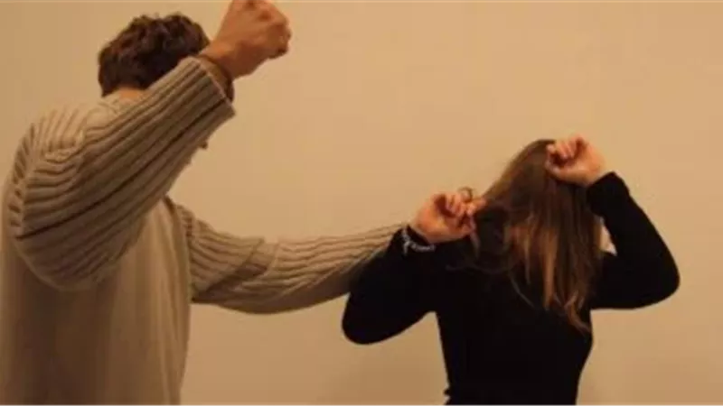 زوجة عربية تتهم زوجها بضربها وطردها من منزلها ببولاق الدكرور 