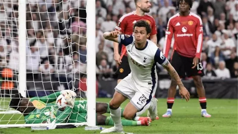 للمرة الثالثة في تاريخه.. توتنهام يقهر يونايتد ويتوج بطلا للدوري الأوروبي