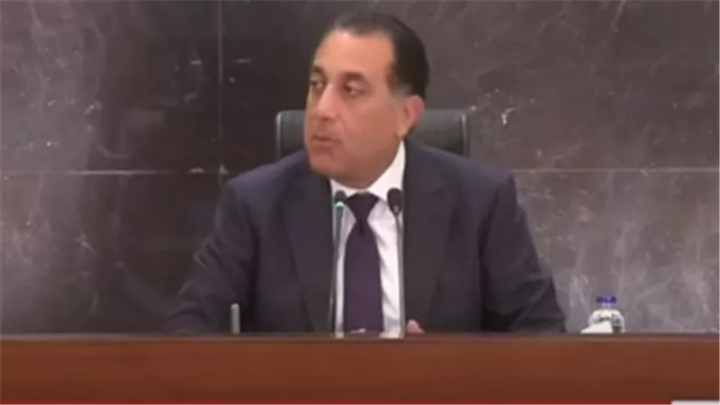 مدبولي يشاهد فيلما تسجيليا يستعرض جهود تطوير مرفق الإسعاف 