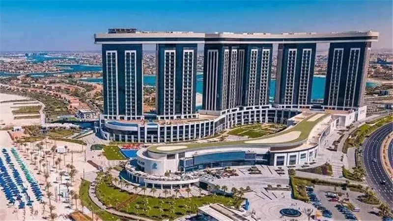 محافظ مطروح: العلمين علامة بارزة على ساحل البحر المتوسط وتضاهي العالمية