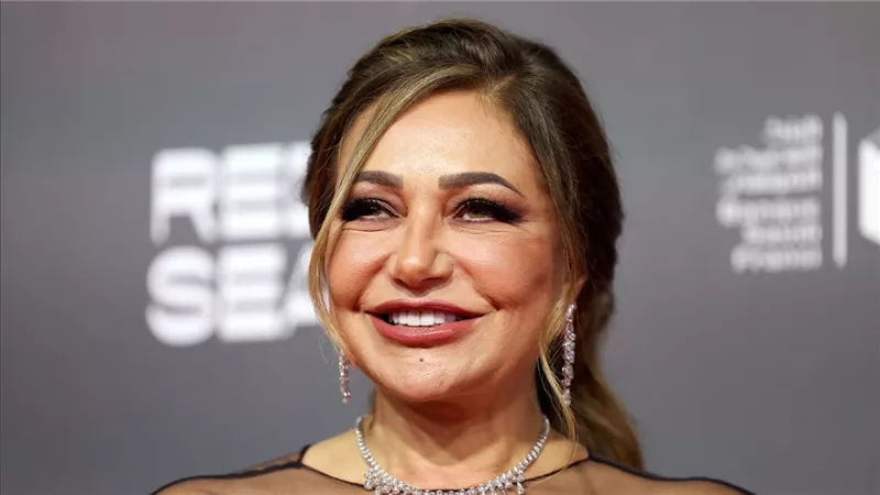ليلى علوي تتألق بفستان لبني في العرض الخاص لفيلم 