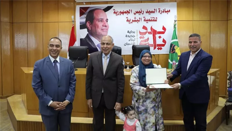 في يوم الوفاء.. محافظ المنيا يكرم عددًا من العاملين بالديوان لبلوغهم سن المعاش