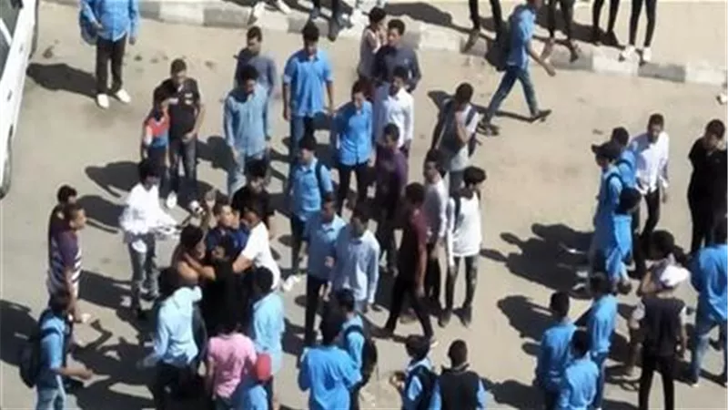 مشاجرة بين طالب ووالده ضد آخر داخل مدرسة خاصة بالوراق