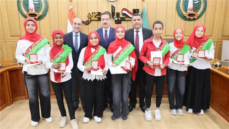 محافظ المنوفية يُكرم مدرسة جريس الابتدائية لفوزها بالمركز الأول 