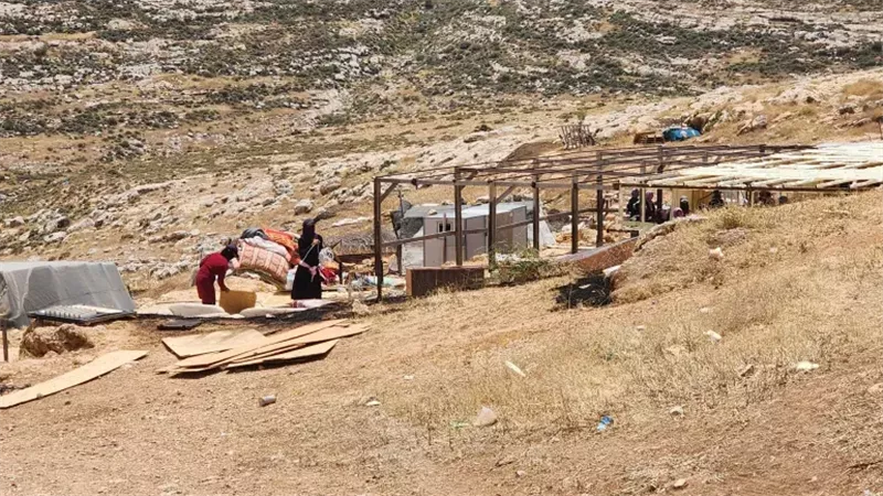 هجمات المستوطنين تجبر سكان تجمع مغاير الدير على مغادرته شرق رام الله