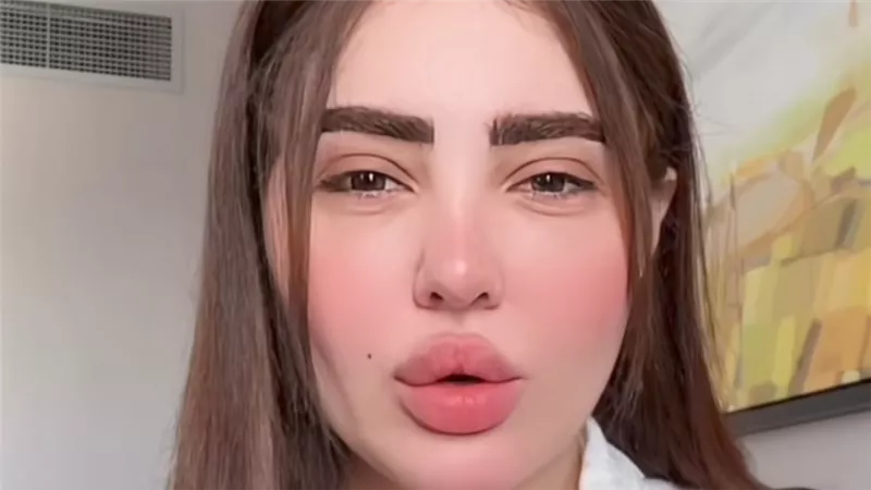 زوجة مسلم تهاجم البلوجر أروى قاسم : ملزقة ومن زمان مرمية في أحضان المغنيين