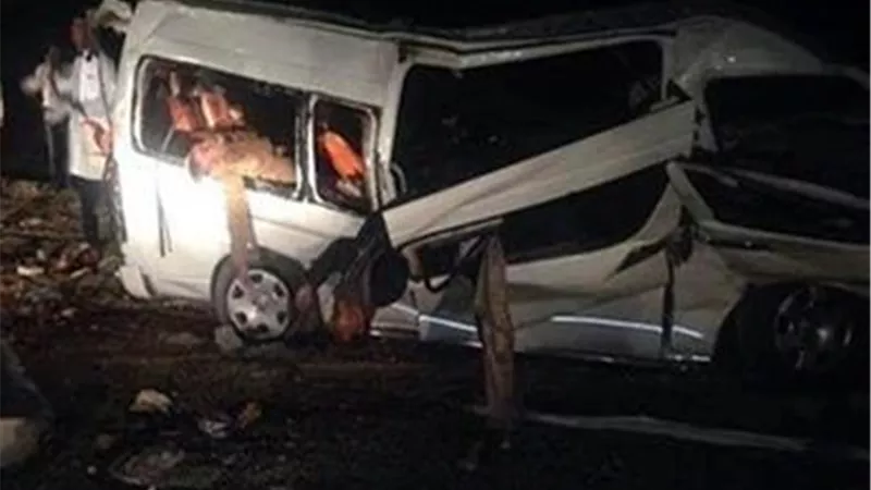 نتيجة السرعة .. مصرع 4 أشخاص وإصابة 9 آخرين إثر انقلاب ميكروباص بصحراوي المنيا