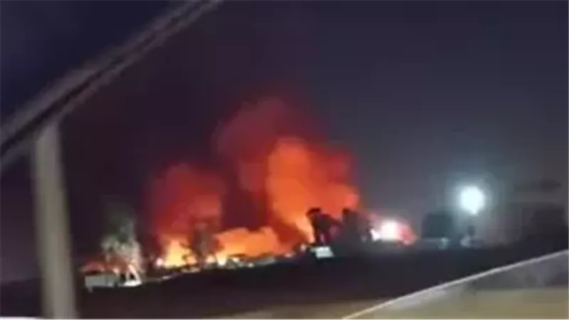 حريق هائل في  مصنع بمنطقة الروبيكي في العاشر من رمضان (صور)