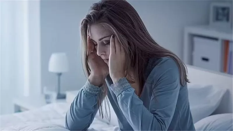لو بتصحى قبل رنة الموبايل.. احذر هذه العادة قد تنذر بمرض خطير