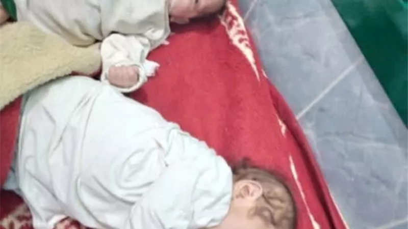 العثور على رضيعين خلف سوق الخضار بحوش عيسى بالبحيرة
