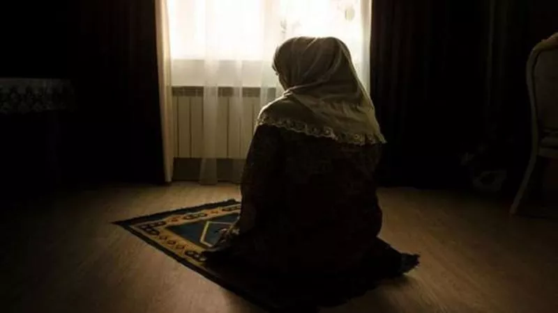 فتاوى النساء| ما حكم الصلاة للمرأة عند زيادة مدة حيضها عن عادتها الشهرية؟