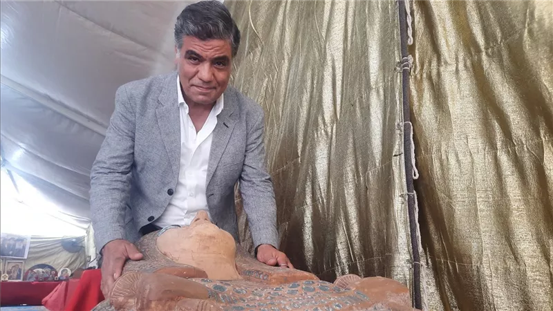 احتضن مريت أمون.. الجاولي يروي قصة أكبر تابوت فرعوني صنع من خشب الجميز بالمنيا
