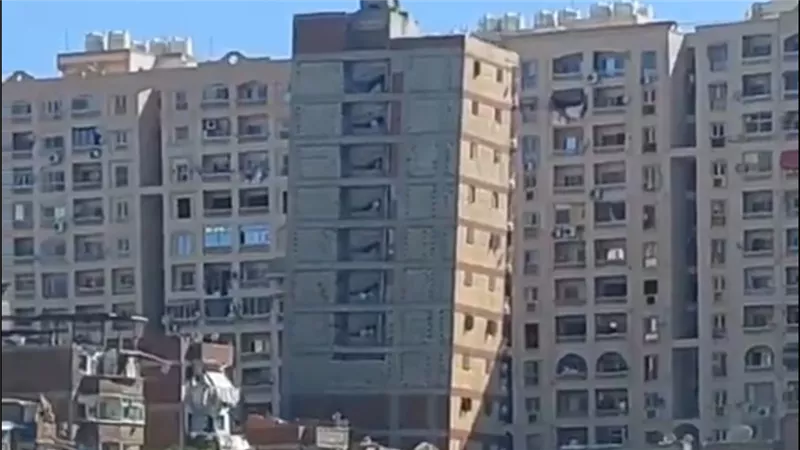عالم فضاء مصري يكشف أسباب ميول المباني فى الإسكندرية .. شاهد 