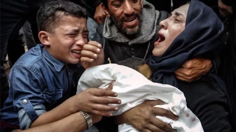 طبيبة غزية تفقد أطفالها التسعة فى غارة إسرائيلية خان يونس