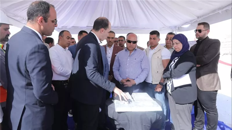 كامل الوزير: طريق الصعيد الصحراوي الغربي يشكل جزءاً من محور القاهرة كيب تاون