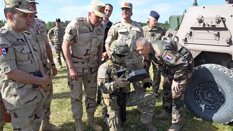 رئيس أركان الجيوش الفرنسية يشيد بدور مصر في دعم الأمن بالشرق الأوسط 