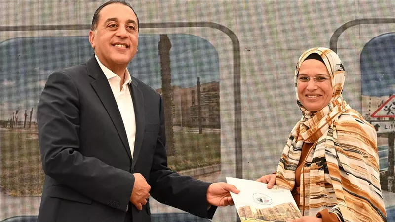 مدبولي يسلم عددًا من عقود وحدات المبادرة الرئاسية سكن لكل المصريين بأكتوبر