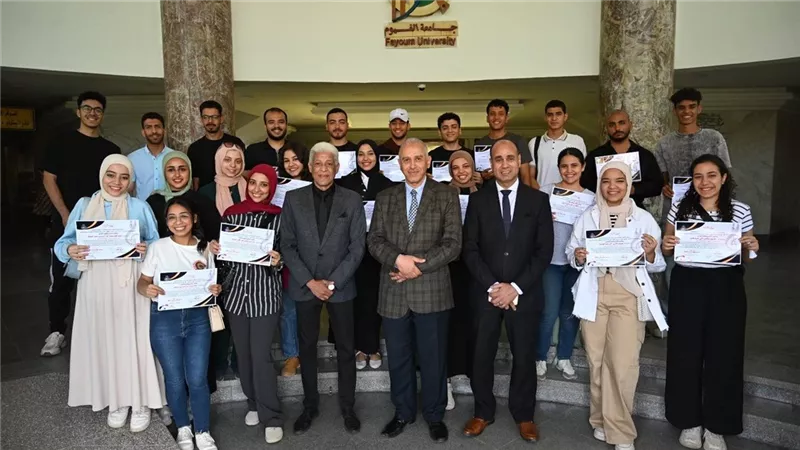 جامعة الفيوم تكرم منتخب الكورال بمنحهم شهادات تقديرعرفانًا بجهودهم المتميزة