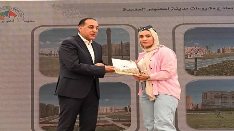 مدبولي يسلّم عقود وحدات 