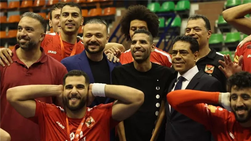 مؤمن زكريا يشارك رجال يد الأهلي الاحتفالات بالموسم الاستثنائي بحصد 6 بطولات