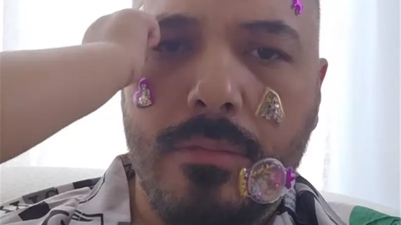 تلصق على وجهه الاستيكرز..رامي عياش ينشر فيديو طريف مع ابنته