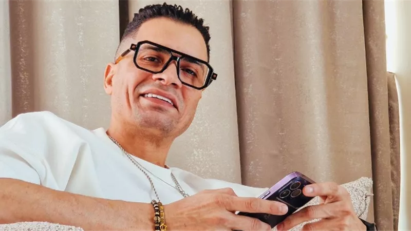 حسن شاكوش يدعو لـ أحمد سعد بعد الحادث: ربنا يحفظك ويقومك بالسلامة  