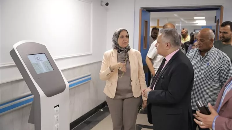 رئيس جامعة السويس يتفقد استعدادات افتتاح العيادات الخارجية بالمستشفى الجامعي