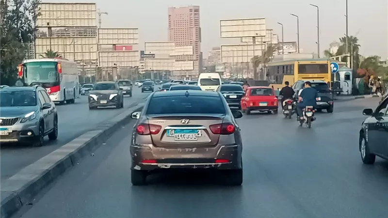 المرور: انتظام نسبي في حركة السيارات مع بعض التكدسات بالمحاور الحيوية بالقاهرة