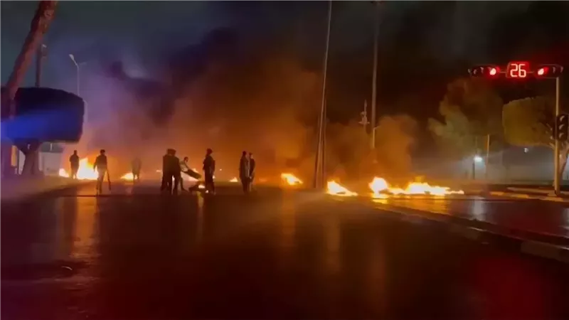 حراك شعبي يغلق الطرق.. طرابلس تشتعل غضبًا وتجدد المظاهرات ضد حكومة الدبيبة