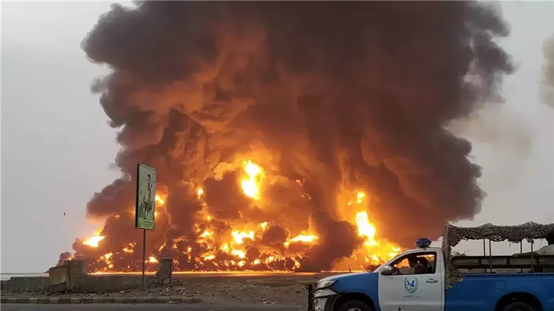 انفجارات قرب القاعدة البحرية في الحديدة تُربك الحوثيين وسط تكهنات باختراق أمني