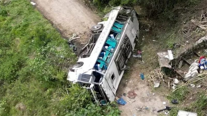 رحلة ترفيهية تنتهي بكارثة.. مصرع 10 أشخاص بحادث مأساوي لحافلة طلاب في كولومبيا