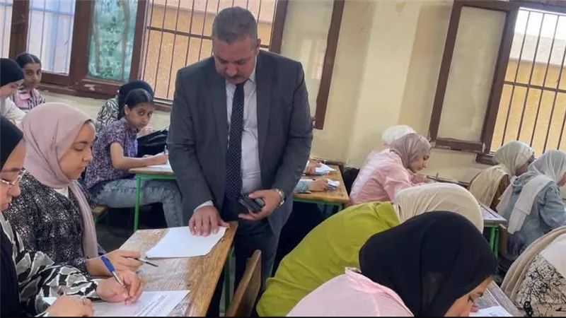 إحالة معلم ببنها لتحقيق لقيامه بتصوير ورقة الامتحان إلي النيابة