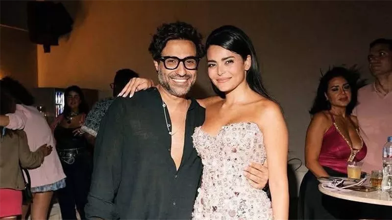 بسعر مغري.. أحمد فهمي يثير الجدل بحذاء 