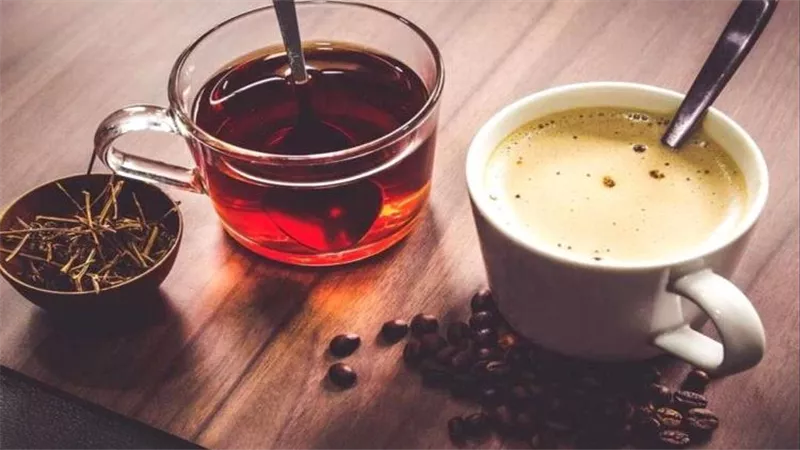 هل الشاي والقهوة يزيدان أعراض القولون العصبي؟ حقائق علمية ونصائح مهمة