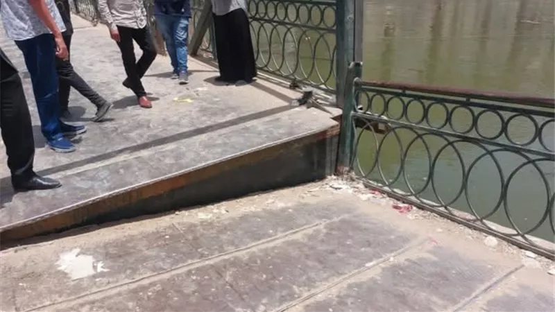 هبوط مفاجئ في الكوبري العائم أمام مجلس مدينة كفر الدوار بالبحيرة