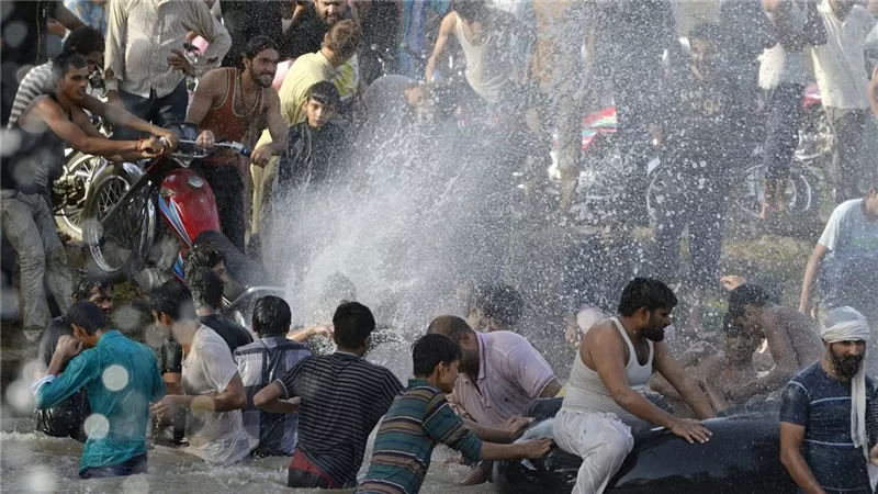 14 قتيلاً ومئات الجرحى وأضرار واسعة.. عاصفة تضرب باكستان بعد موجة حر شديدة