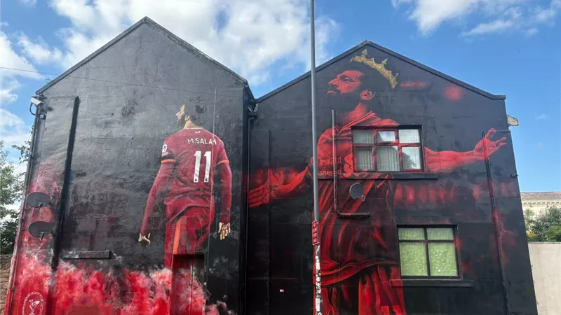 جدارية محمد صلاح تتحول لمزار سياحي في مدينة ليفربول  