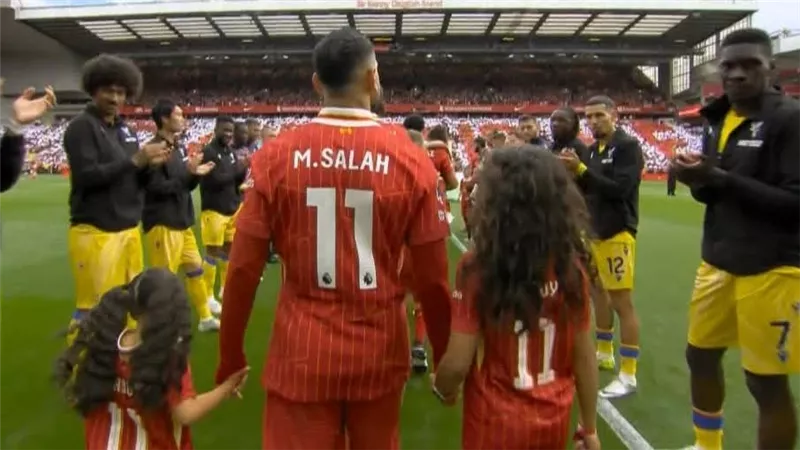 ظهور مكة وكيان مع محمد صلاح في الممر الشرفي لتتويج ليفربول بالريميرليج