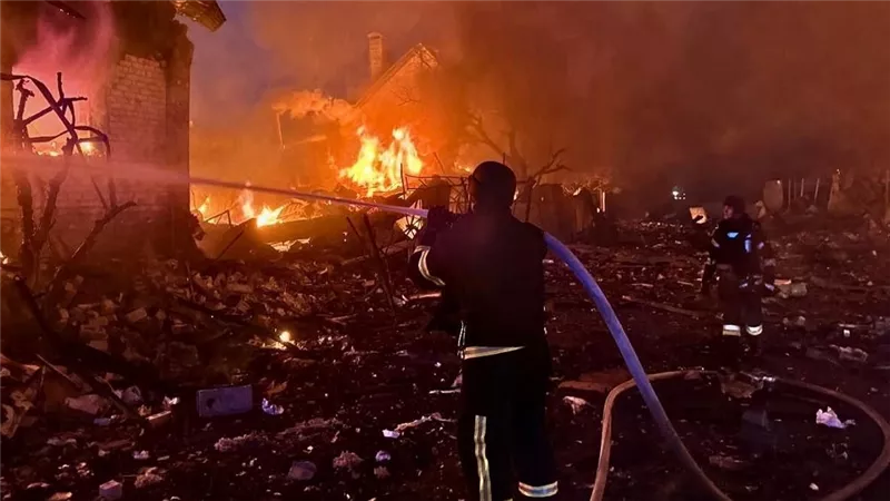 298 طائرة مسيرة و69 صاروخا تضرب أوكرانيا.. وزيلينسكي: صمت أمريكا يشجع بوتين