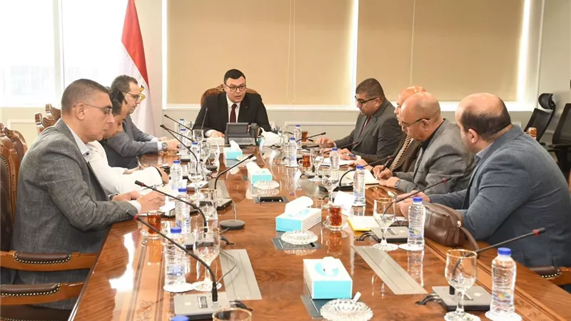 الشربيني يصدر حزمة تكليفات لتطوير الطرق وتنمية أراضي الحزام الأخضر غرب القاهرة