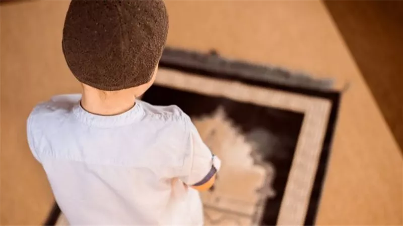 ما حكم تعويد الصبي الصغير على الطاعة وهل يُجبر عليها؟