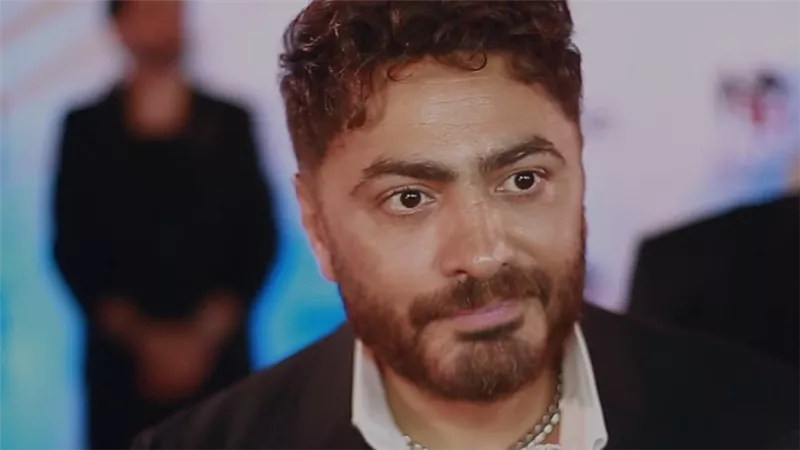 تامر حسني : قدمت هنا الزاهد وهي صغيرة.. وكزبرة كان خايف يطلع المسرح معايا |خاص