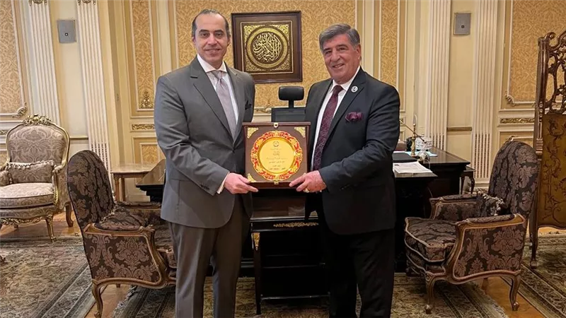 الجبهة الوطنية تهدى درع 