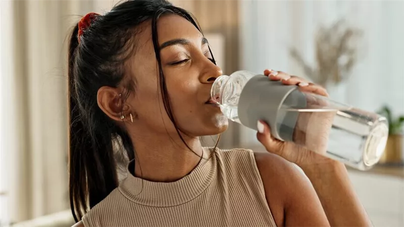 8 علامات تدل على أنك لا تشرب ما يكفي من كمية الماء 