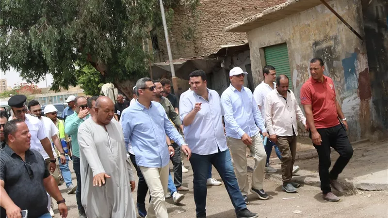 محافظ السويس يتفقد مشروع تطوير مدينة السادات .. ويتابع رصف شوارع حي الأربعين 