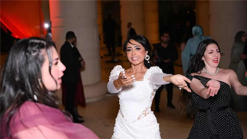 بالصور .. زفاف الإعلامية بسنت أكرم وسامر نور بحضور مذيعات