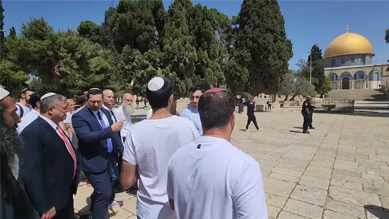 بن غفير يثير الجدل بالصلاة في الحرم القدسي ومسيرة الأعلام تشعل التوتر في القدس