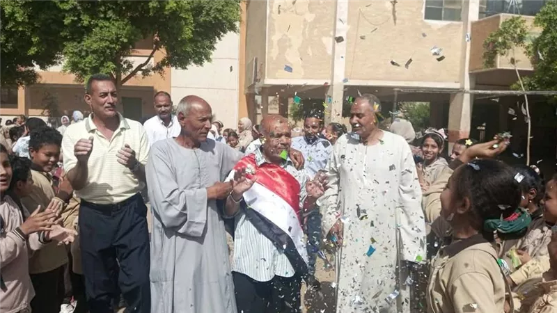 ممر شرفي وتحية وفاء بقنا .. تلاميذ الحلفاية يودّعون معلمهم عبدالناصر محمود