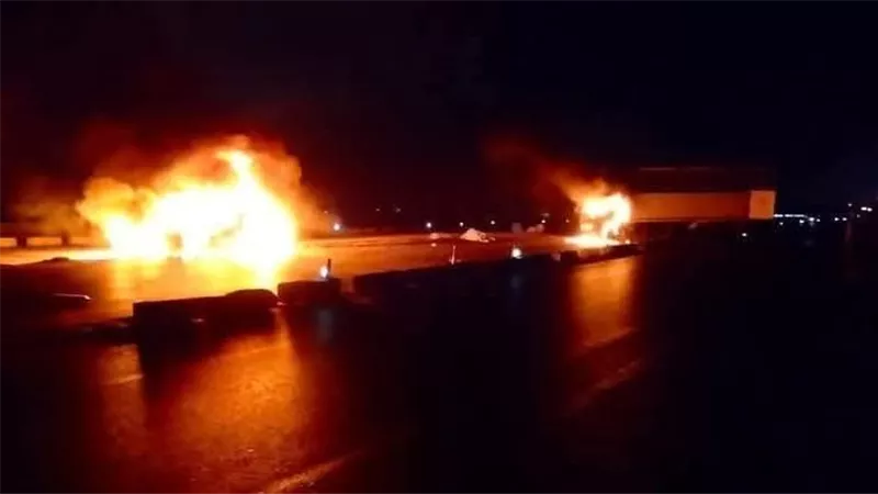 عقب حادث تصادم .. اشتعال النيران في سيارة على الطريق الإقليمي ببنها 