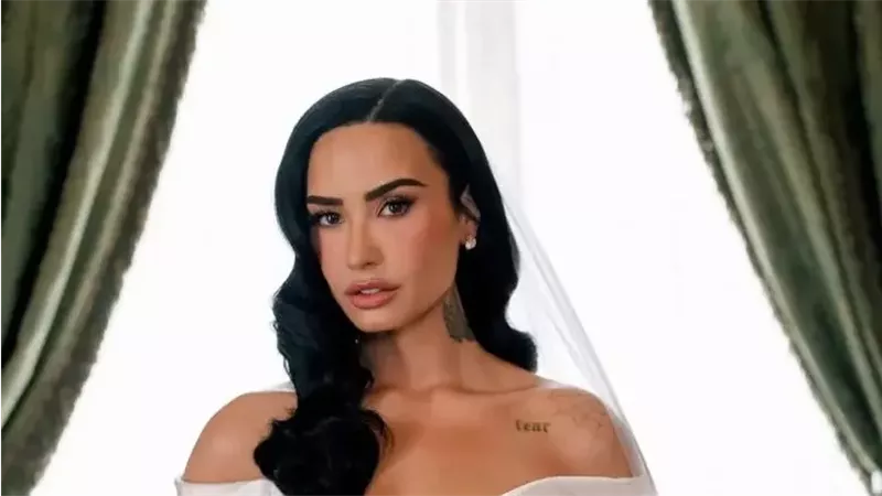 النجمة العالمية ديمي لوفاتو تحتفل بزفافها بإطلالة زفاف أيقونية